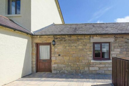 DAIRYMAID'S COTTAGE, romantic, with a garden in Amble