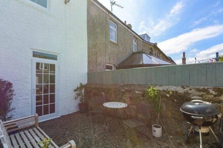 ANCHOR COTTAGE (SEAHOUSES), pet friendly, with open fire in Seahouses