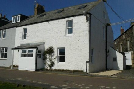 CARGOES, pet friendly, country holiday cottage in Craster