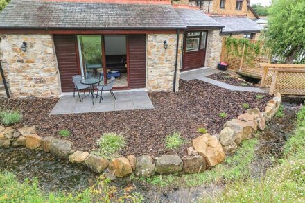 PEONY COTTAGE, with a garden in Polgooth