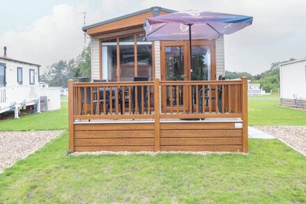 AUDREY'S LODGE, family friendly, with pool in Fritton