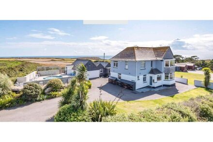 Lands-end House with swimming Pool hosting 12 guests