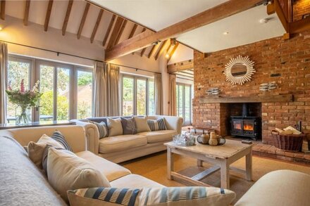 This beautiful luxury barn, located in North Creake just 4 miles from the coast