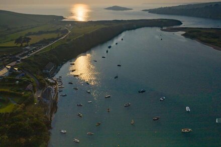 White Horses, Bantham in South Devon, sleeps up to 16, short walk from the beach