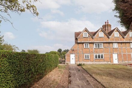 BATTEL HALL COTTAGE, pet friendly, with open fire in Harrietsham