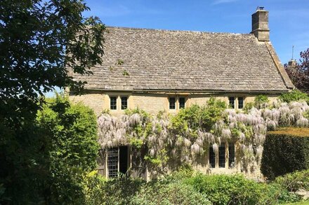 THE SMALL HOUSE, pet friendly, with open fire in Bourton-On-The-Water