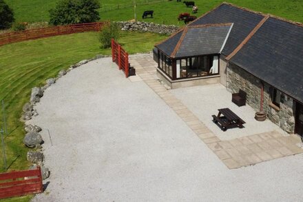 THE MIDDLE BYRE, pet friendly, with hot tub in Gatehouse Of Fleet