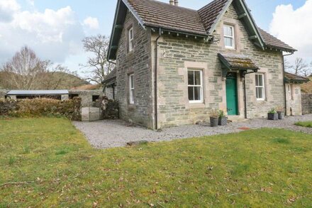 THE SCHOOL HOUSE, pet friendly, with open fire in Kilmartin