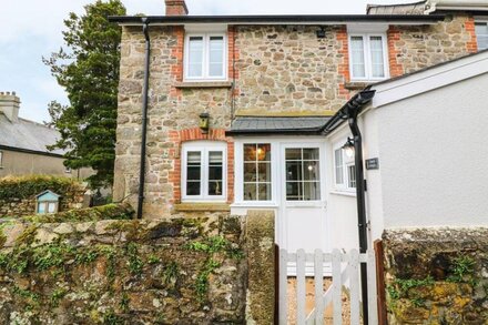 1 CHURCH COTTAGES, pet friendly, luxury holiday cottage in Okehampton