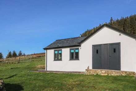 THE SAIL LOFT, pet friendly, with open fire in Nefyn