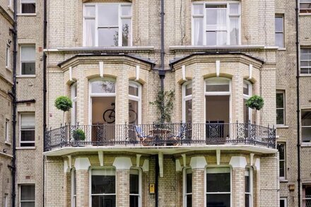 Cute 2-bed Chelsea Apartment