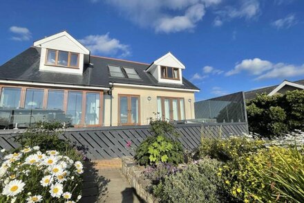 RED RIDGE, luxury holiday cottage, with open fire in Harlech