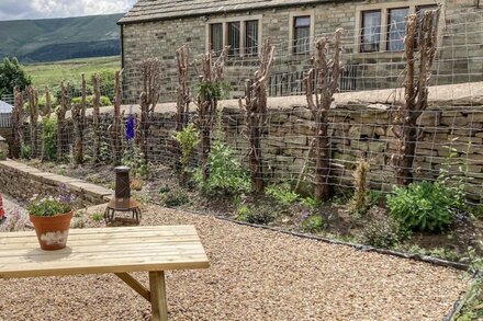 THE HAYLOFT, romantic, with a garden in Holme, Yorkshire