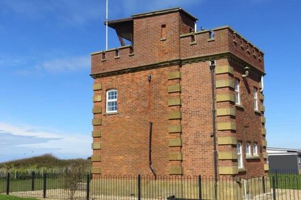 Historic Lookout Tower with amazing sea views - 5 mins to the beach!