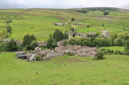 THE CURLEWS, pet friendly, character holiday cottage in Langthwaite