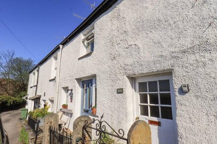 VIOLET COTTAGE, family friendly, with open fire in Ambleside