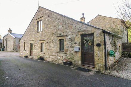 STEPPING STONES BARN, pet friendly, with a garden in Settle