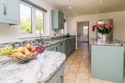 DEVON HOUSE, family friendly, with hot tub in Bradworthy