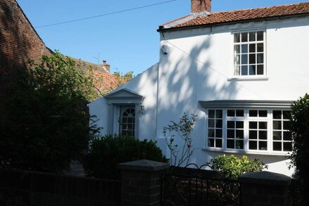 PHLOXHAVEN, pet friendly, with open fire in Reedham