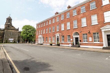 5, ST JOHN'S NORTH APARTMENTS, romantic, with a garden in Wakefield