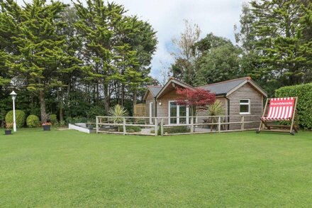 BRAMBLESIDE LODGE, country holiday cottage, with a garden in Truro