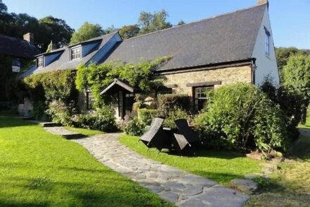 Tansy Cottage - a luxurious and spacious two bedroom cottage with fabulous shared leisure facilities