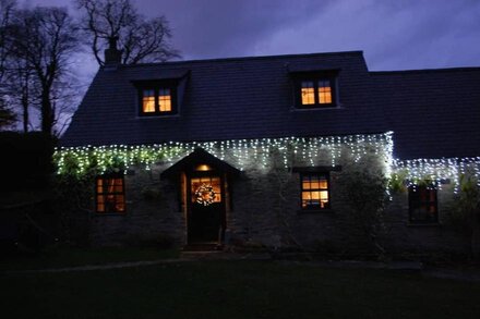 Heather Cottage - a chocolate box two bedroom cottage with lovely view over the front lawns and exce