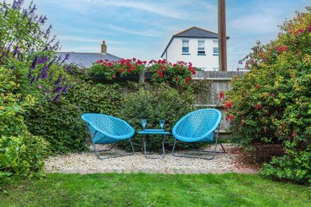 Seafront Apartment Private Garden & Free Parking