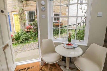 OAKRIDGE COTTAGE, pet friendly, with open fire in Robin Hood's Bay