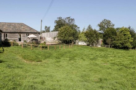 THE OLD CART SHED, pet friendly, with a garden in Rockbourne