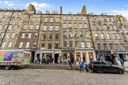 Boutique Modern Royal Mile Apartment Sleeps 4