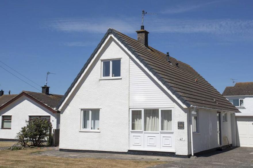 CROWS NEST - RHOSNEIGR, pet friendly, with a garden in Rhosneigr