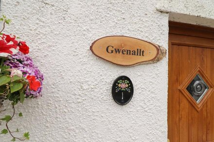 GWENALLT, pet friendly, character holiday cottage in Malltraeth