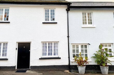 Cloud Nine - Three Bedroom Cottage, Sleeps 4