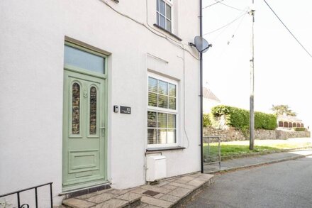 GWEL Y MÔR, pet friendly, character holiday cottage in Beaumaris