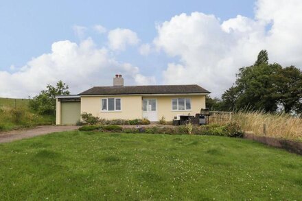 PALACE BUNGALOW, pet friendly, with open fire in St Weonards