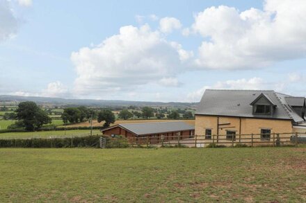 PALACE FARMHOUSE, pet friendly, with a garden in St Weonards