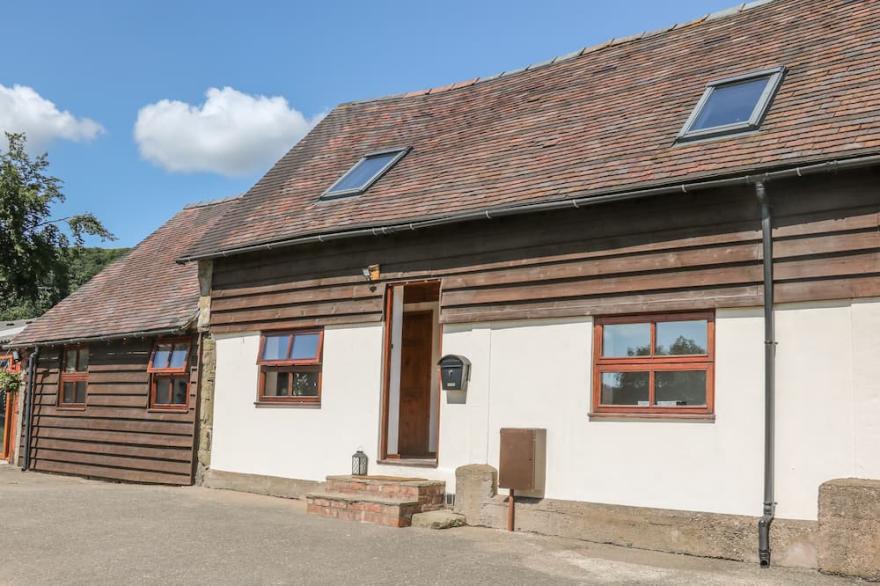 OLD HALL BARN 3, pet friendly, with hot tub in Church Stretton