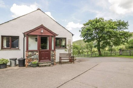 PETER HOUSE COTTAGE, pet friendly, with a garden in Bassenthwaite