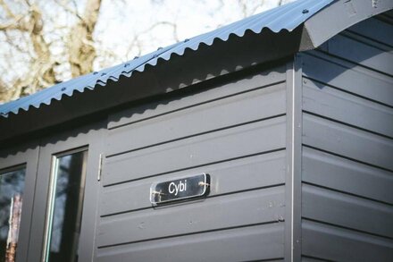 Dog-Friendly Shepherd's Hut with Hot Tub - Cybi