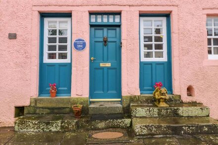 SHORTBREAD COTTAGE, pet friendly, with a garden in Newburgh, Fife