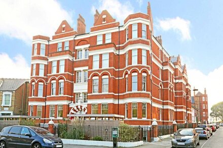 Bright 3 Bedroom Apartment in Hammersmith