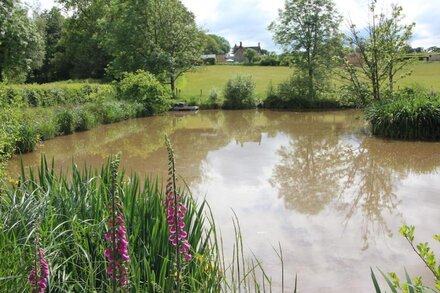 LANGDALE LODGE, pet friendly, with open fire in Sampford Courtenay