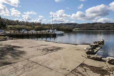 GRIZEDALE LODGE, pet friendly, with a garden in Windermere