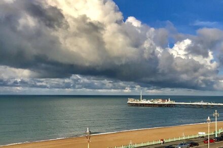 Brighton Beach Apartment Free Parking EV Charger