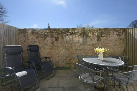 SMUGGLERS COVE 7, pet friendly, character holiday cottage in Beadnell