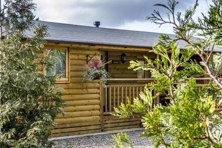 Fern Lodge - 2 Bedroom Log Cabin - Saint Florence - Tenby