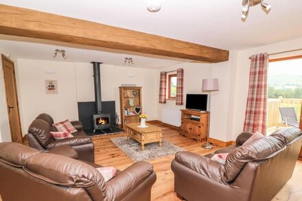 PENTRE FAWR, family friendly, with hot tub in Llandrindod Wells