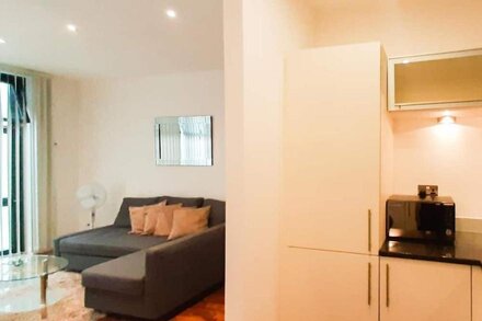 One Bed Apartment in South Quay, Canary Wharf