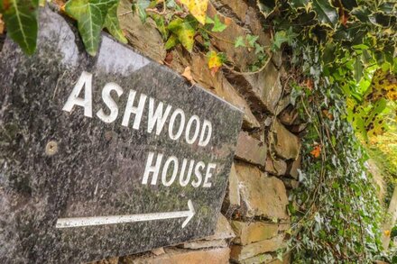 ASHWOOD HOUSE, pet friendly, character holiday cottage in Grampound